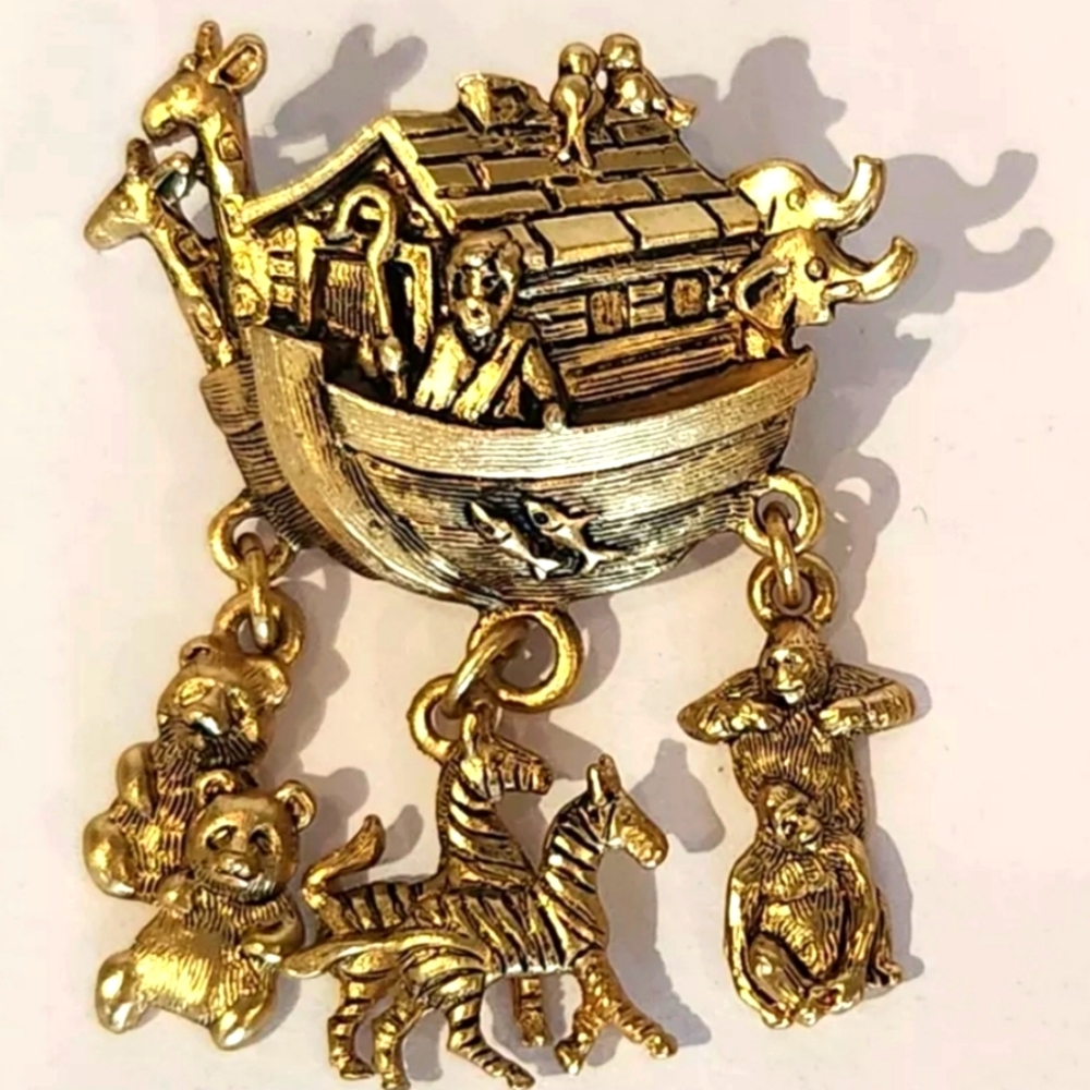 Vintage Avon Stamped Noah's Ark Brooch Pin With Dangling Animals IOB